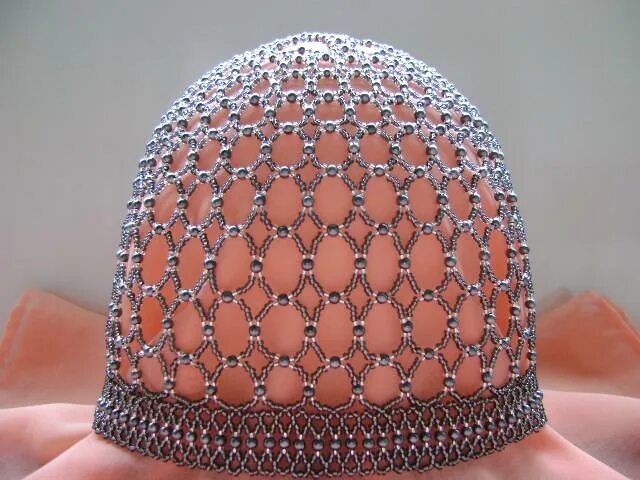 Шапка из бисера. Шапка сеточка. головные уборы из стекляруса. шапочка сетка с бусинами. плетение шапочки из бисера.