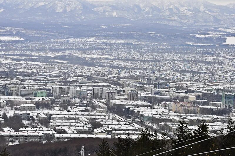 Погода в южно сахалинске в августе. Южно-Сахалинск климат. Сахалинская область Южно-Сахалинск. Гора Баку Южно Сахалинск. Южно-Сахалинск вид п. Октябрьский.