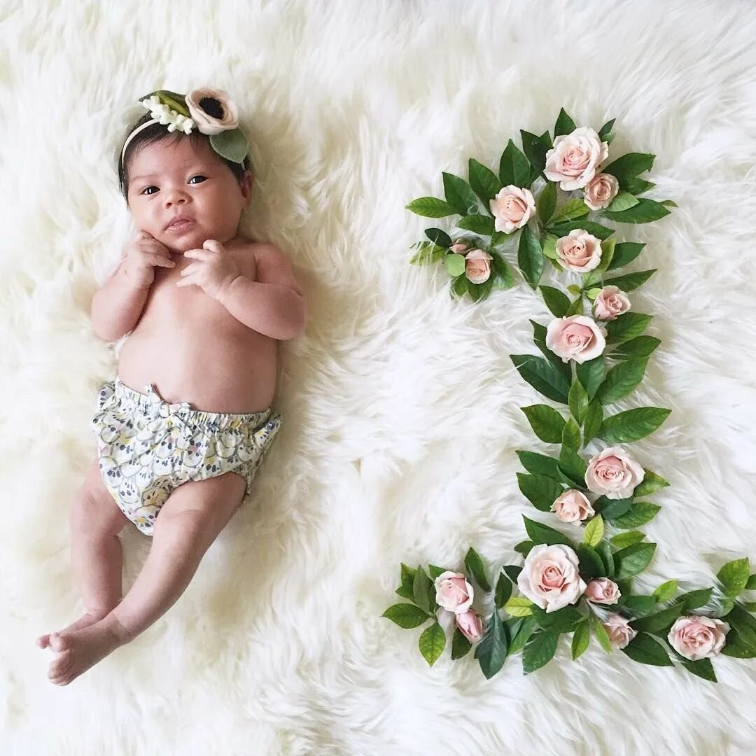 Оригинальная фотосессия малыша. Фотосессия малаш по месяцам. Идеи для фотографий новорожденных. Фотосессия новорожденного по месяцам девочка. Фотосессия новорожденных.