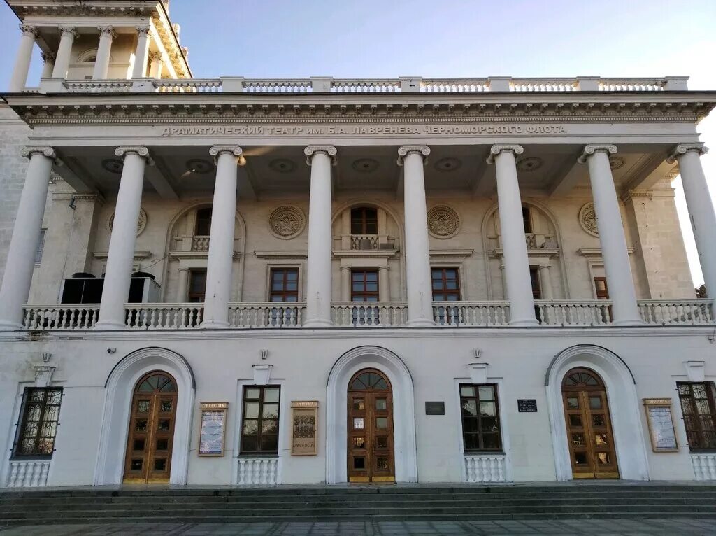 Драм театр имени лавренева севастополь архитектура. Зал театра черноморского флота. Лавренёва. Театр черноморского флота севастополь лавренёва драматический театр. Театр черноморское.