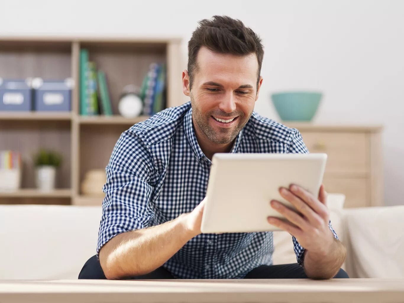 мужчина с ноутбуком. Use man. мужчина с сотовым телефоном. Use man. бизнесмен с телефоном.