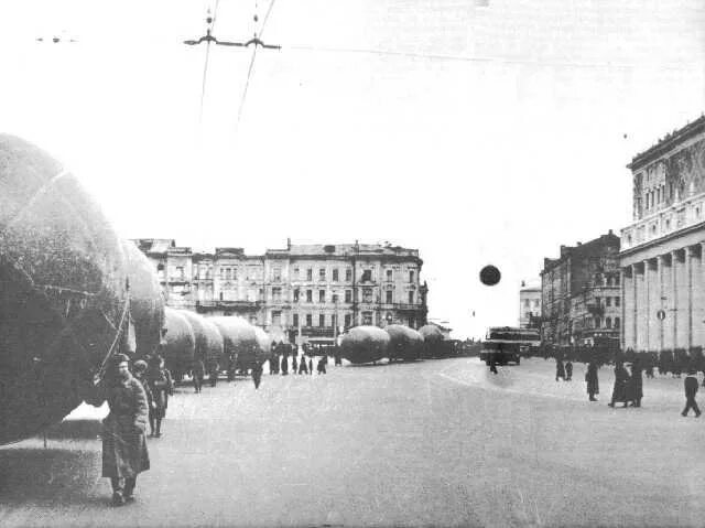 Москва военное время. Москва в военное время. Москва Военная фото. Военные на улицах Москвы.