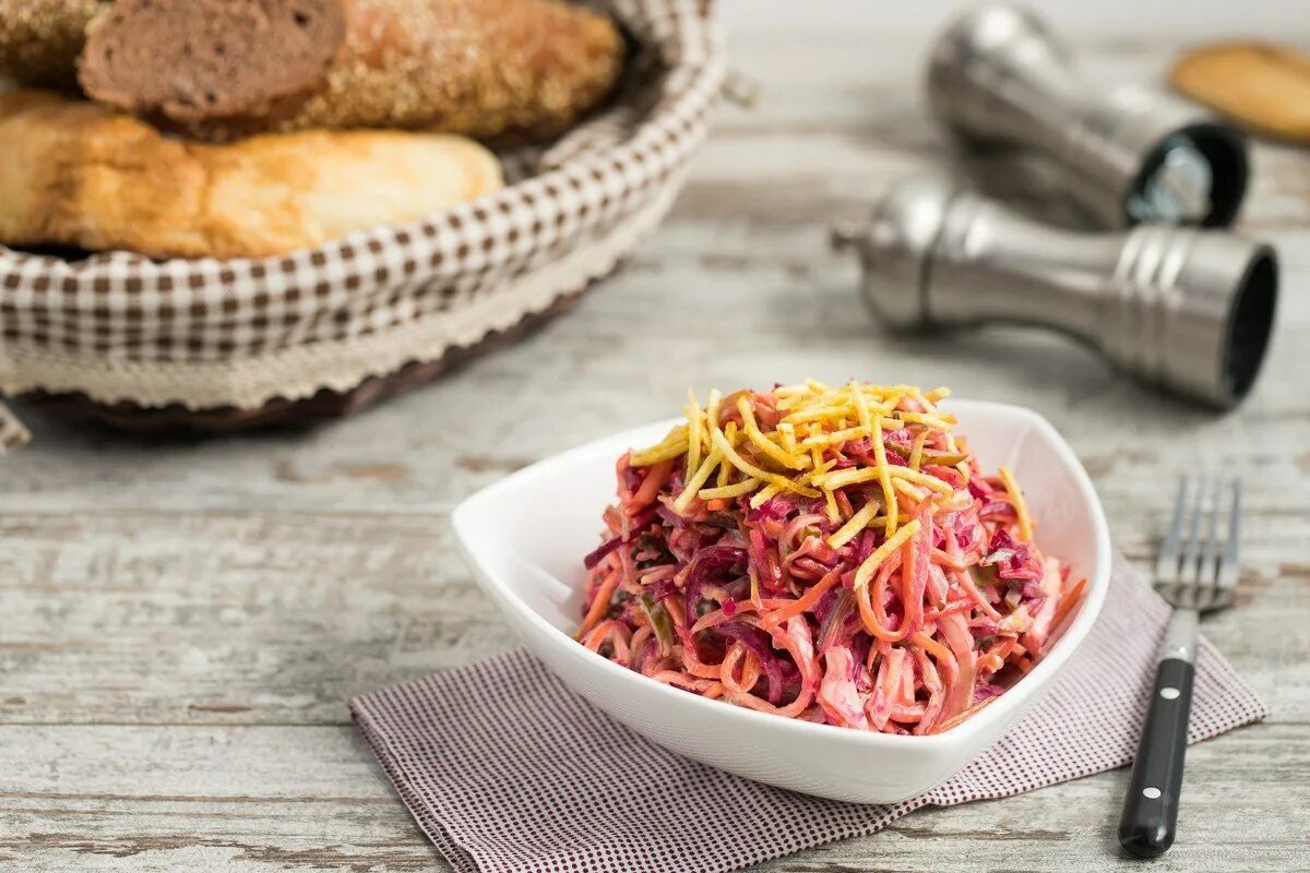 французский салат с картошкой фри. французский салат классический. французский салат с картошкой фри. чафан ингредиенты. салат французский со свеклой и жареным.