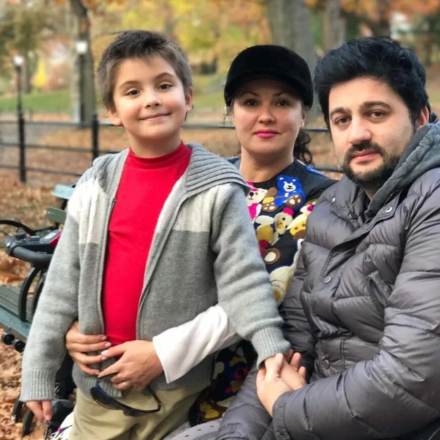 анна нетребко дети. нетребко анна сын. анна нетребко сын тьяго. сын нетребко тьяго. анна нетребко юсиф тьяго.