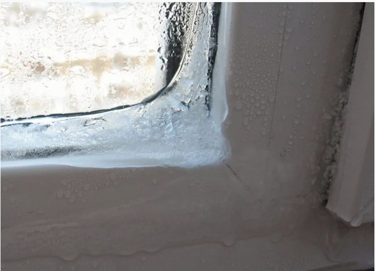 Почему на стекле окна образуется лед. Разгерметизация стеклопакета. Промерзают пластиковые окна. Промерзание пластиковых окон. Наледь на пластиковых окнах.