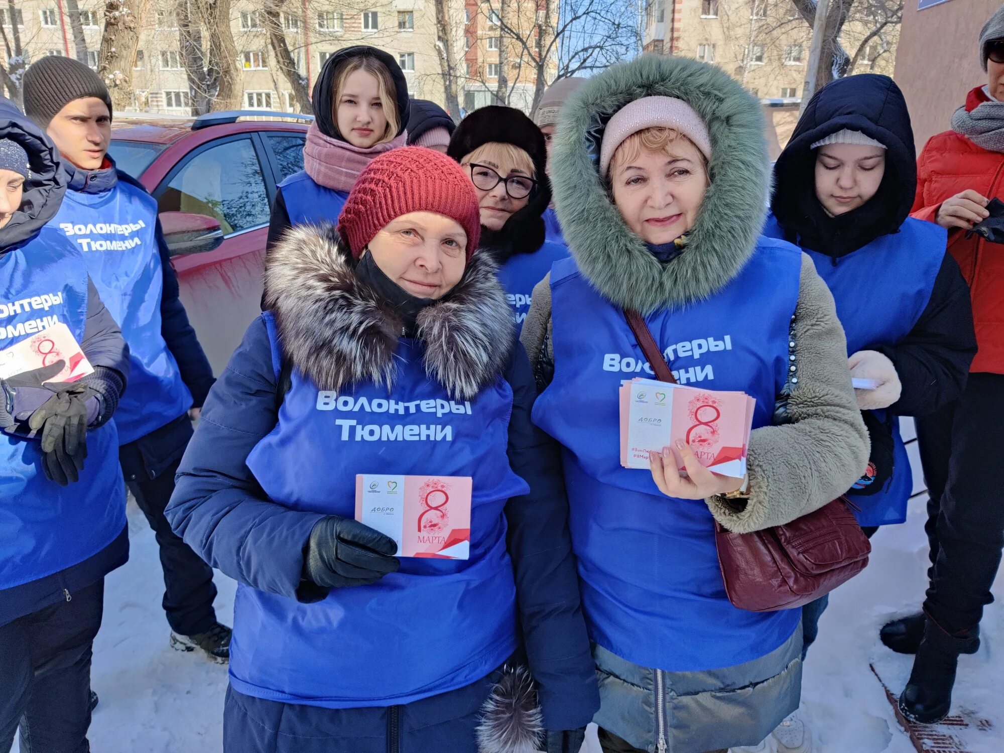 Женщины волонтеры на донбасс. Волонтеры Тюмени. Девушка волонтер. Волонтеры России.