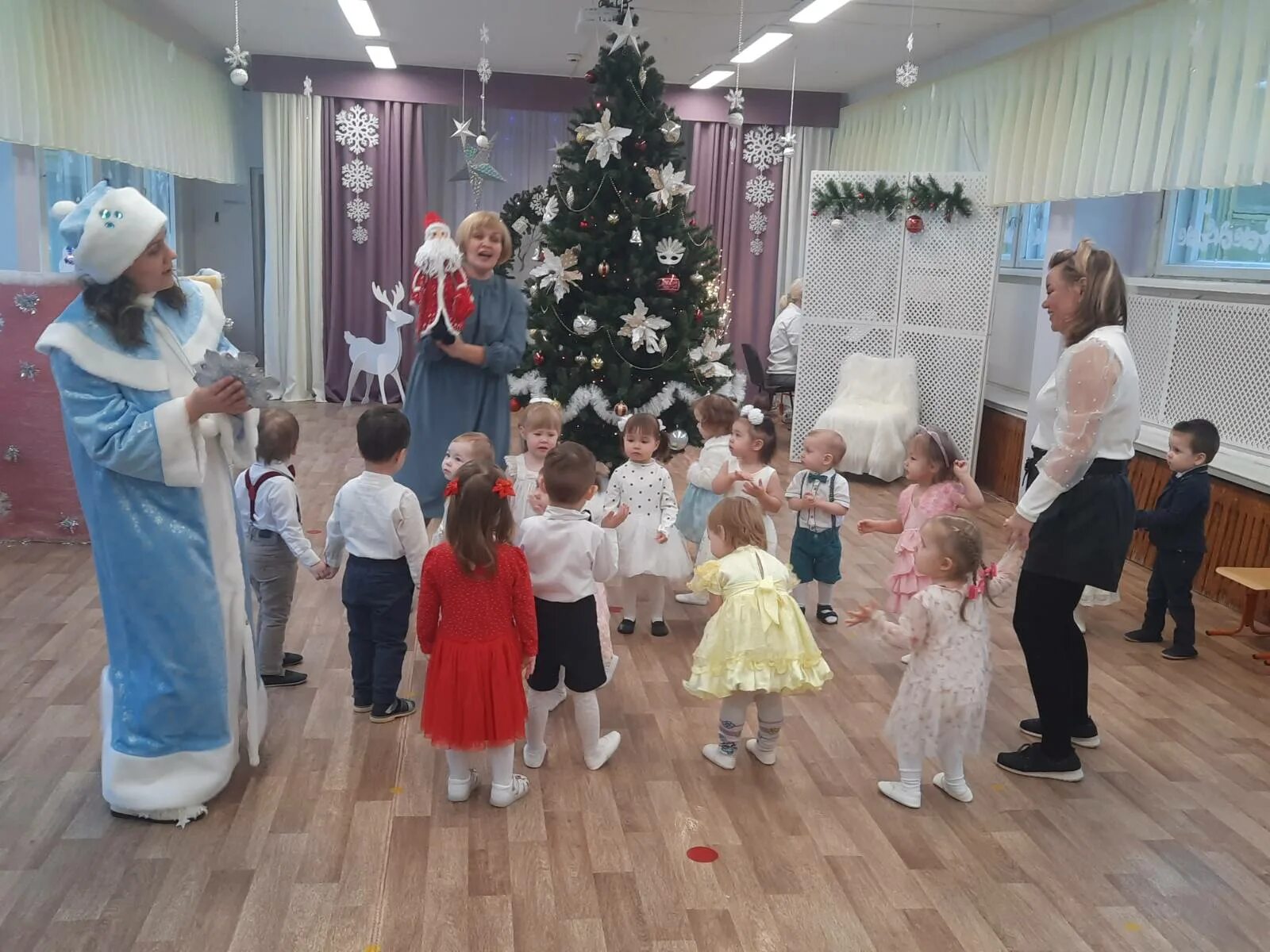Новый год ранняя группа. Новый год ранняя группа. Проект в ожидании нового года 1 младшая группа. Пришла на праздник елка сверкает. Новый год ранняя группа.