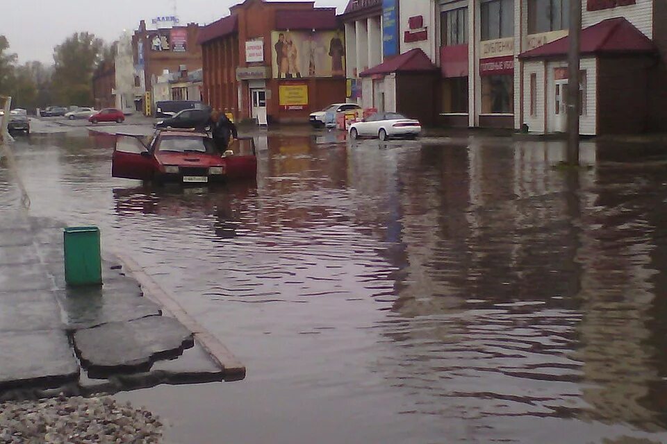 Какие улицы затопила в городе орске. Потоп в Барнауле. Затопило улицу. Ливень в Барнауле сегодня. Наводнение в Барнауле 1969.
