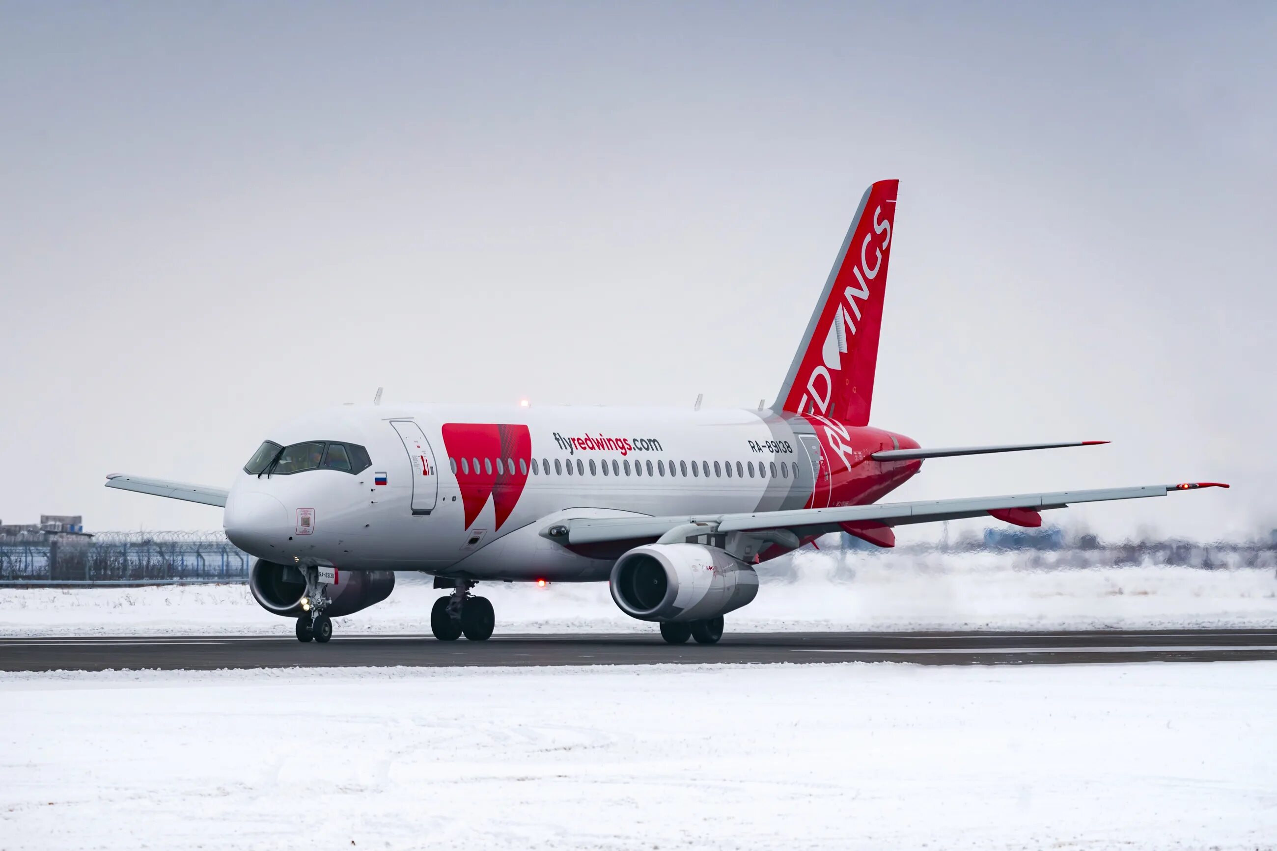 Купить авиабилеты на самолет ред вингс. Боинг 737 ред Вингс. Red Wings самолет SSJ. Авиакомпания Рэд Винкс. Ред Вингс 777.