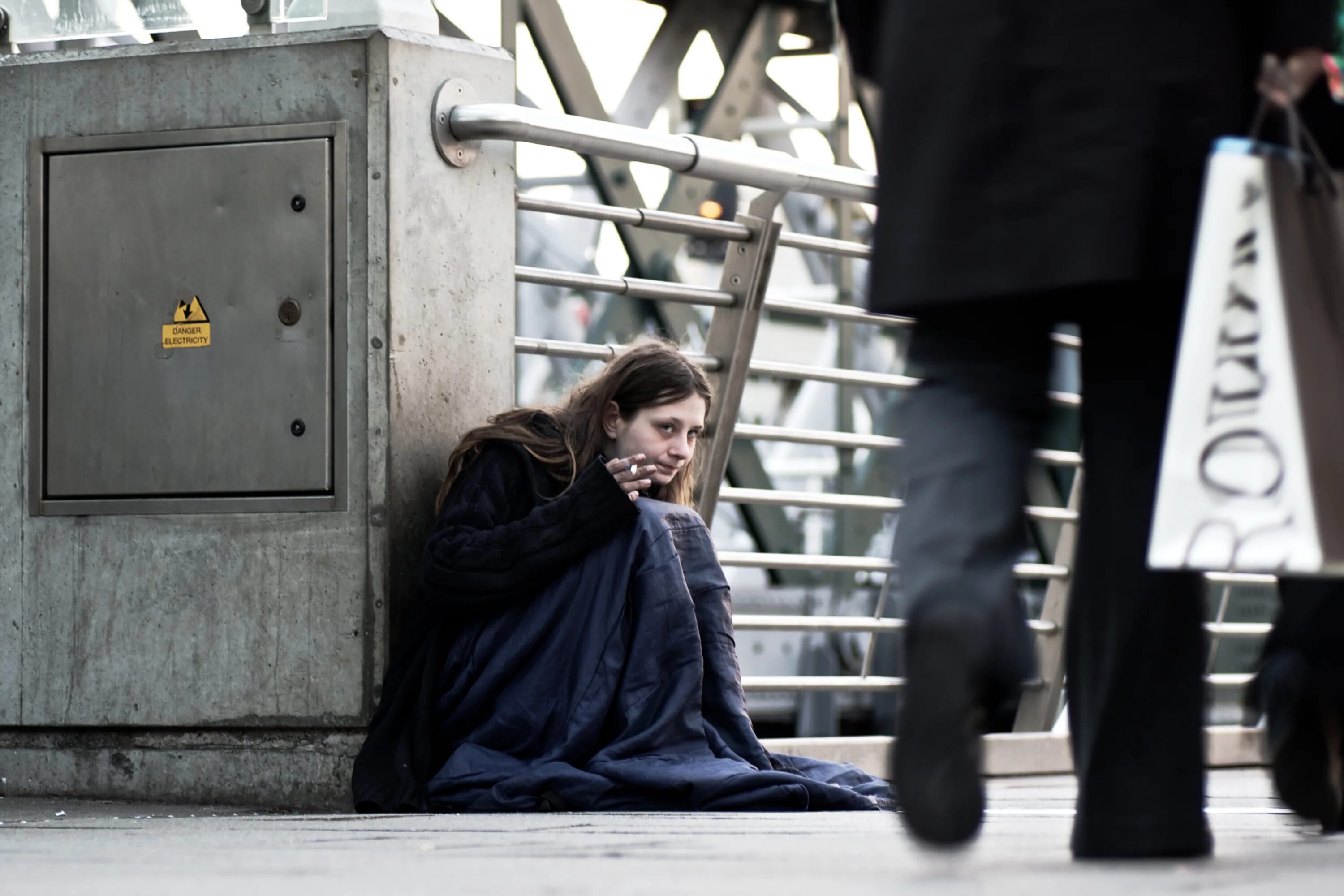 Homeless women. Бездомная девушка на улице. Бездомный в пальто.