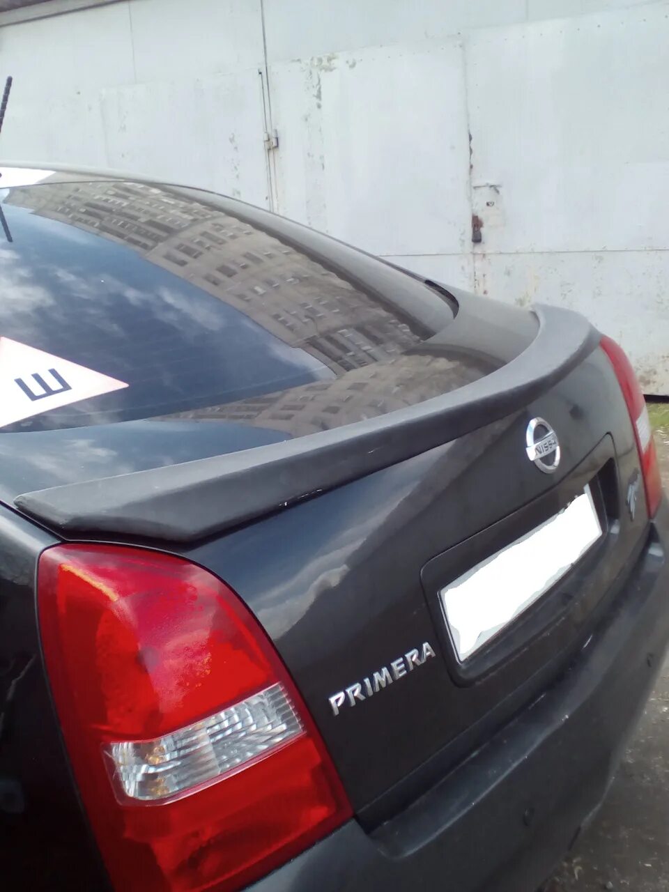 Nissan primera p12 спойлер. Nissan primera p12 примерять спойлер. Задний спойлер Nissan primera p12. Дефлектор заднего стекла Nissan p12. Купить спойлер на заднее стекло