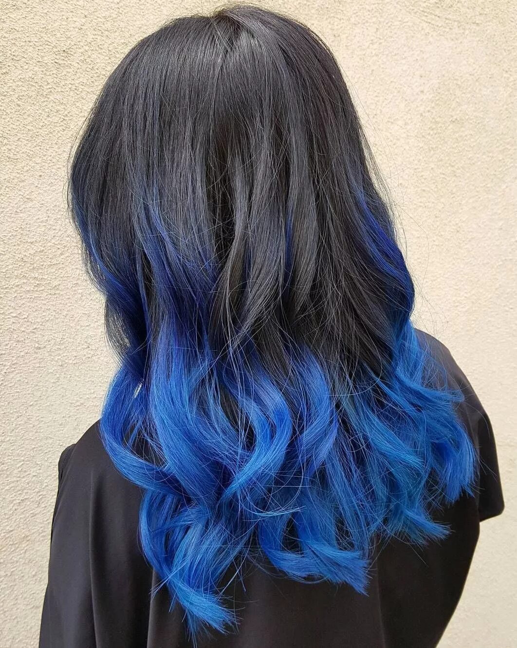 Темно синий цвет волос. Синий балаяж. Руссо синие волосы. Синие кончики на русых волосах. Синее мелирование на темные волосы.