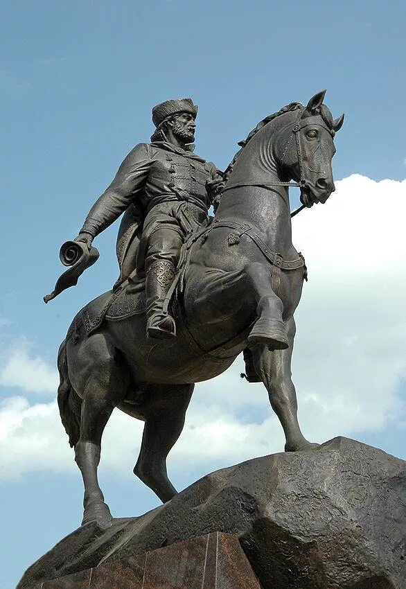 Воевода сабуров. Новая усмань памятник воеводе. Новая усмань воронежская область памятник собакину. Памятник козловскому в сызрани. Памятник федору боборыкину в кинешме.