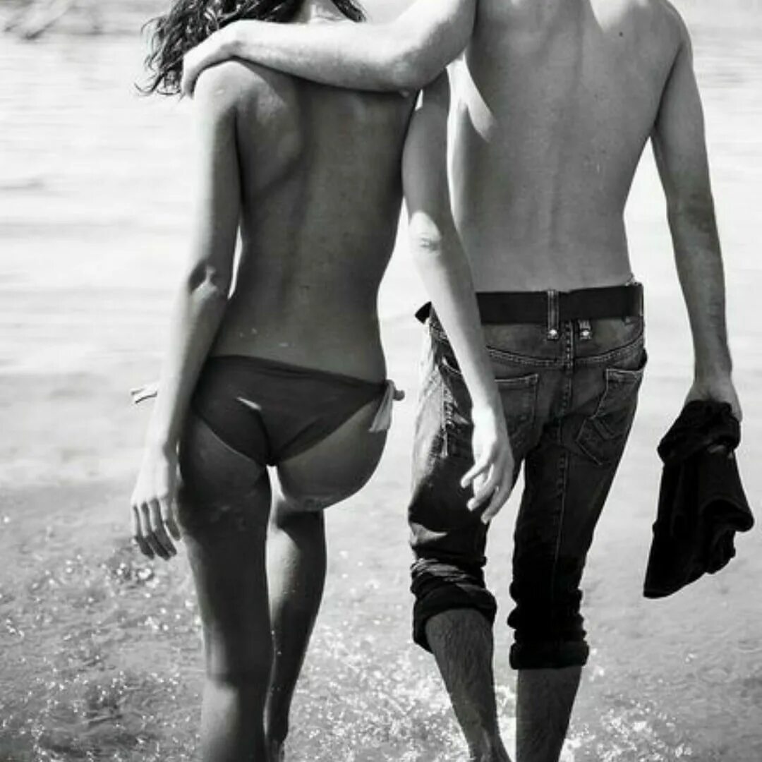Худых любят больше. Парень и девушка чб. Стройные парень с девушкой. Мужчина и женщина на пляже.