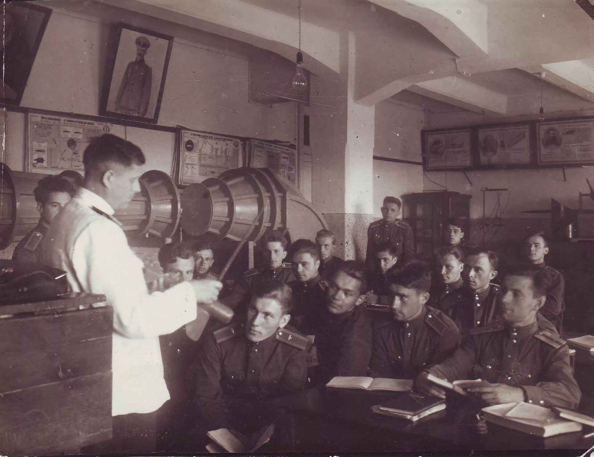 блокада ленинграда школы. школы в блокадном ленинграде 1941. военное образовательное учреждение в военное время. школа в годы великой отечественной войны. блокадаленинград школа.