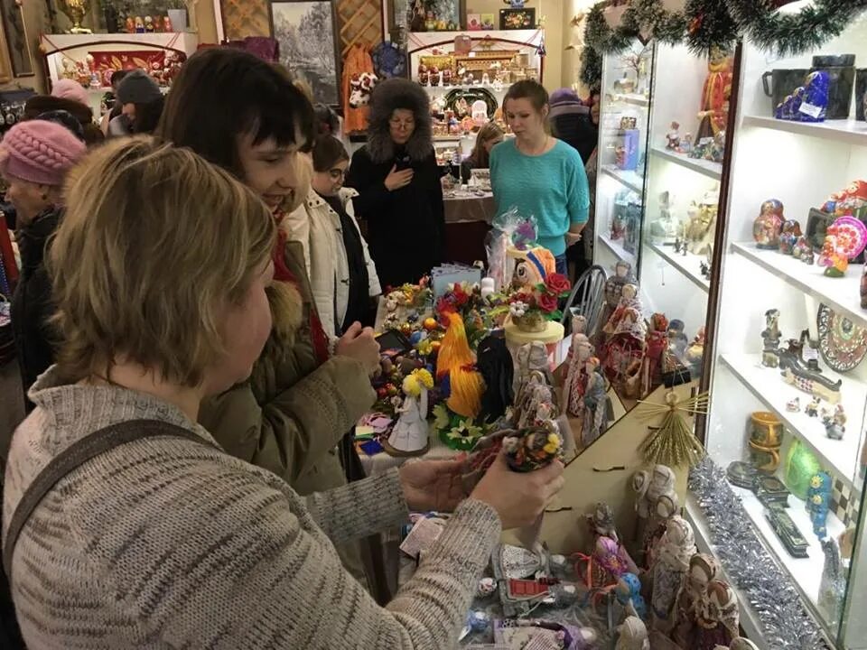 Art russia 2021 гостиный двор. Выставка современного искусства в москве. Happy market на флаконе. Художественная ярмарка «арт москва». Современные выставки.