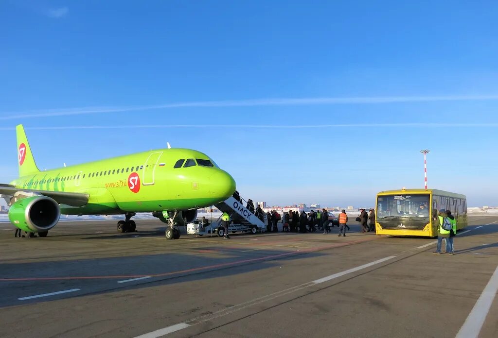 Сколько аэропортов в омске. Аэропорт Омск. Омск с самолета.