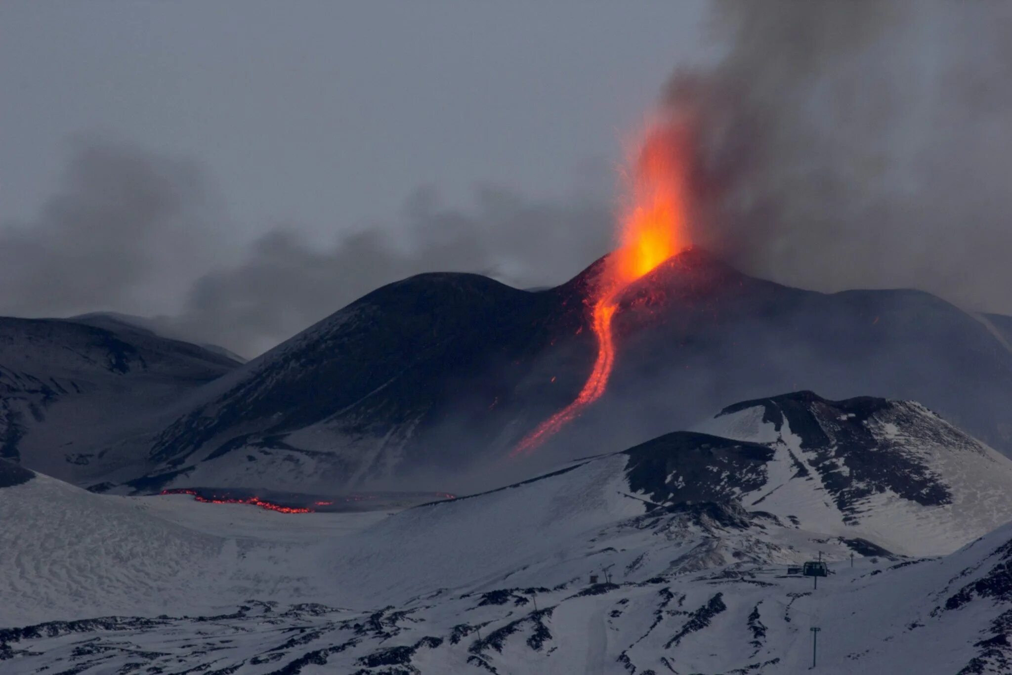 Наивысший действующий вулкан европы. Вулкан Этна в Италии. Сицилия вулкан Этна. Этна Сицилия извержение. Извержение вулкана Этна.