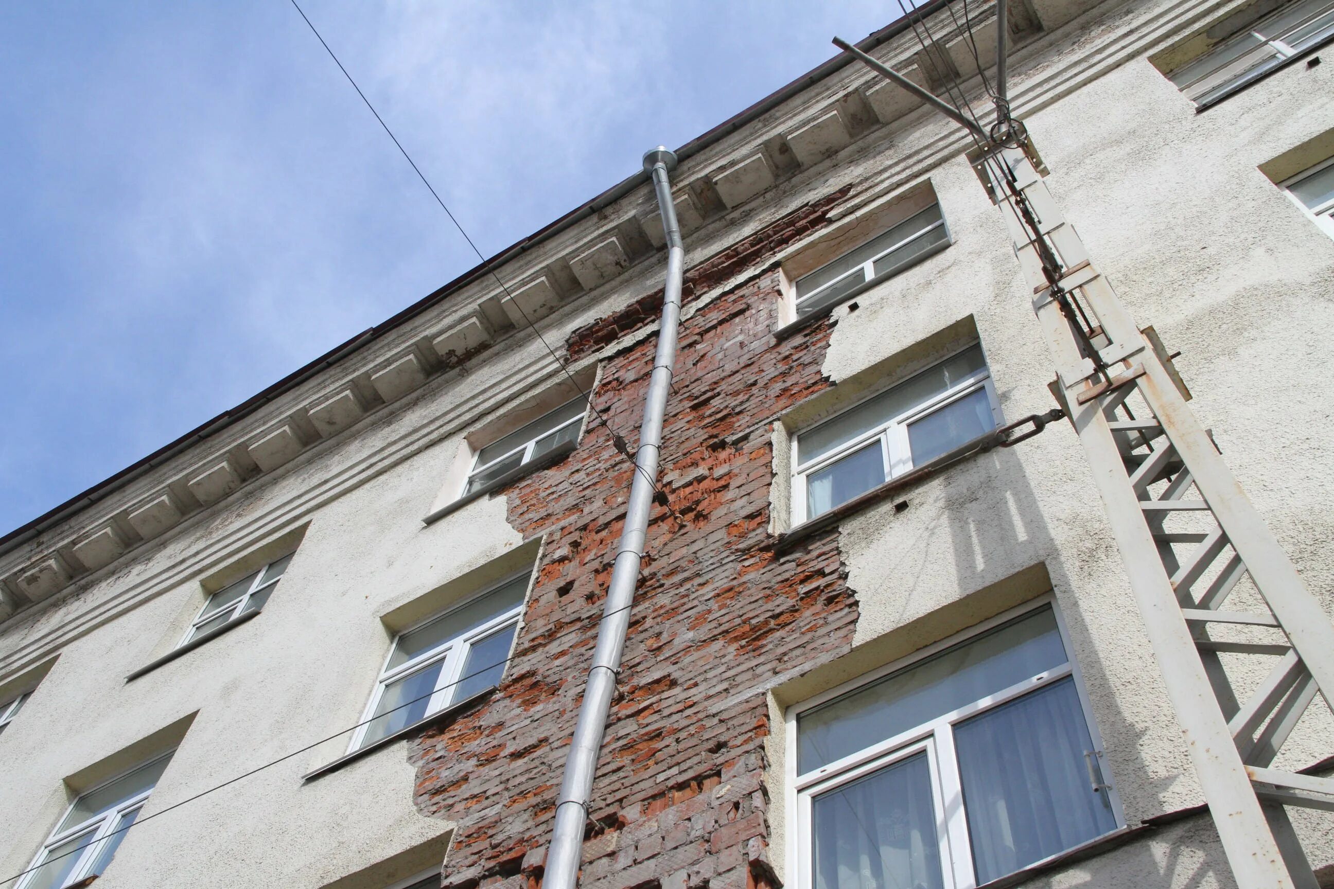 Повреждения зданий и сооружений. Разрушение фасада. Фасад здания с повреждениями. Реконструкция кирпичных зданий. Новый трещина