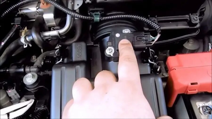 Замена воздушного фильтра на автомобиле Honda Fit