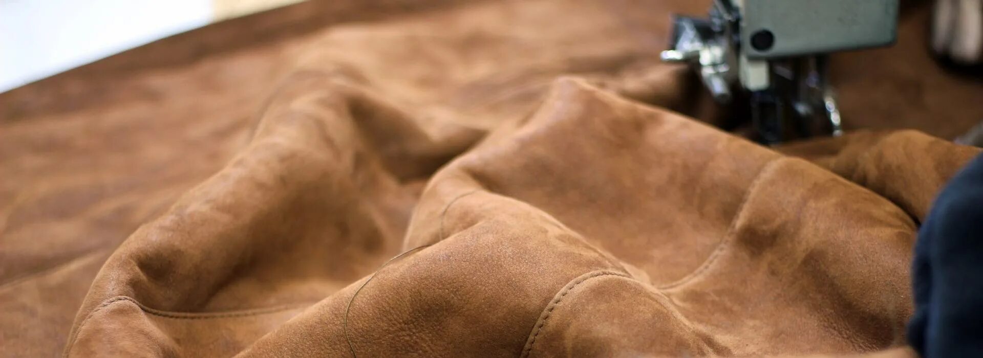 Убираем пятна с шубы. Пятна на дубленке. Средство для чистки дубленки в домашних. Чистка искусственной замши дубленка. Средство для чистки дубленки.