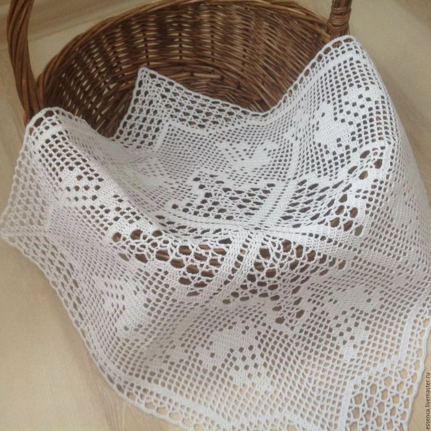 Салфетка пасхальная крючком в технике филейного. Филейные салфетки пасхальные. Филейная салфетка к Пасхе. Салфетка на Пасху крючком филейное вязание. Салфетка на Пасху крючком.