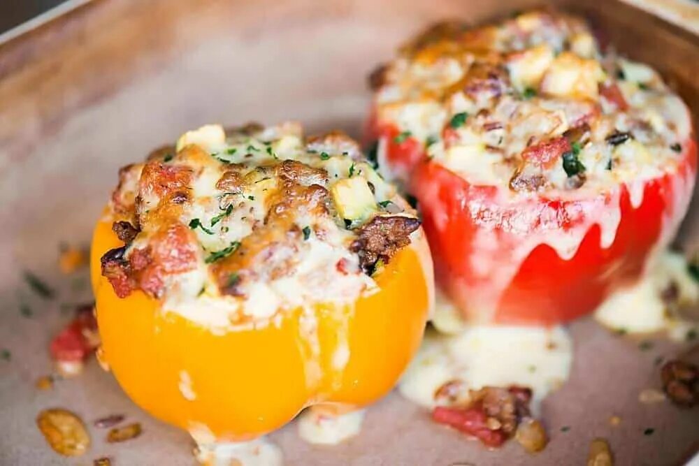 Перец фаршированный брынзой. Перец фаршированный с булгуром и курицей. Фаршированные перцы романо. Фаршированный перец с беконом. Фаршированные сырые перцы.