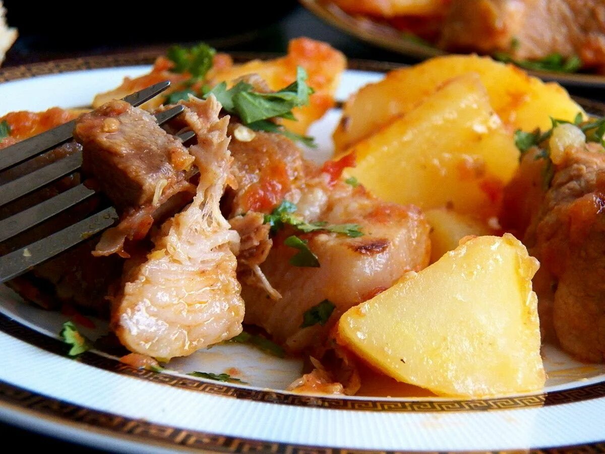 Как приготовить мясо свинины с овощами. Товук жаркоп. жаркое варадо де франчо. жаркое из свинины. жаркое из свинины с картошкой.