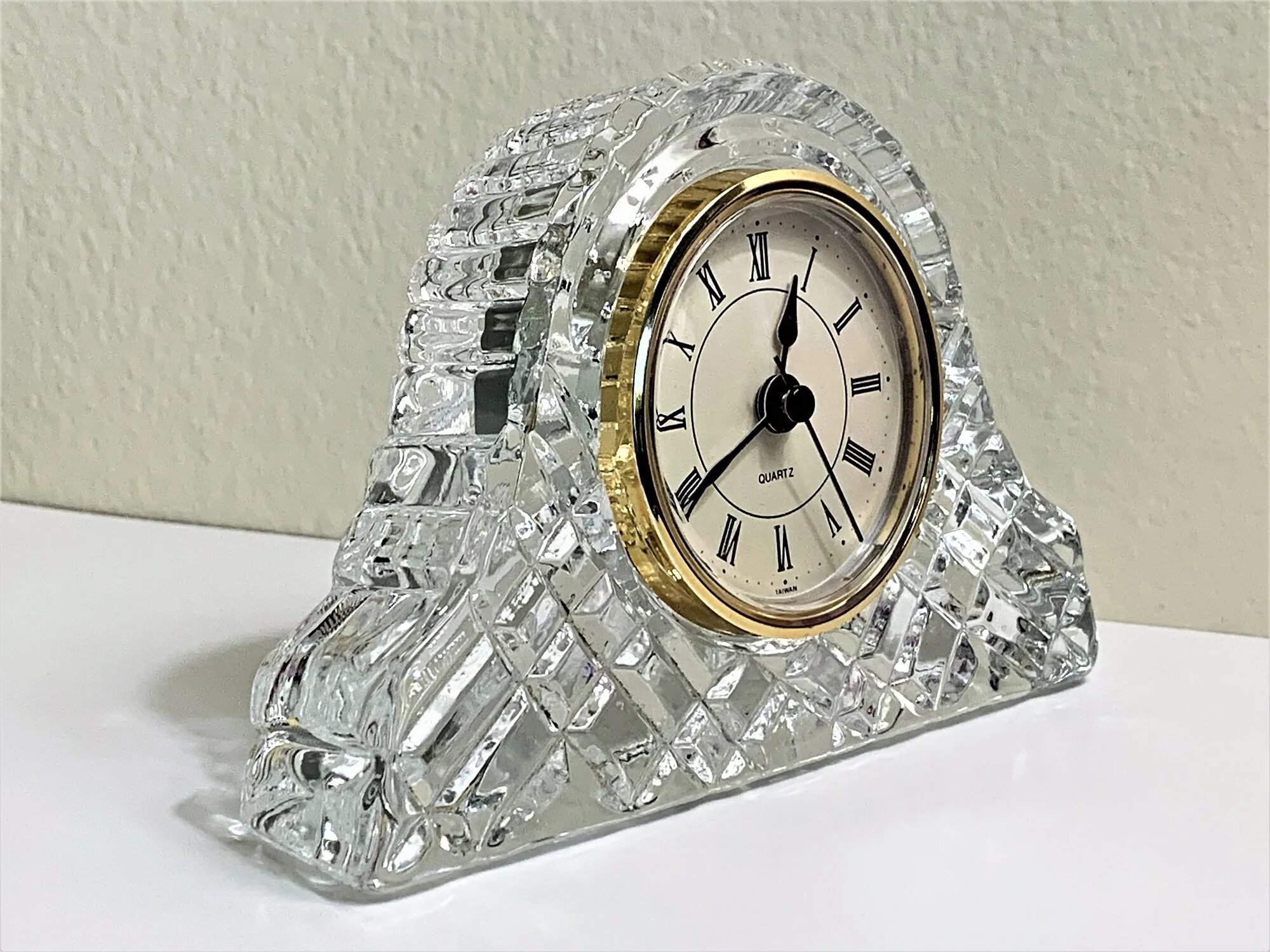 Часы Маяк кварц в Хрустальном корпусе. Часы "Clockstands" 37 см Crystal Bohemia. Часы из хрусталя настольные. Настольные часы Маяк кварцевые в хрустале. Хрустальные часы настольные