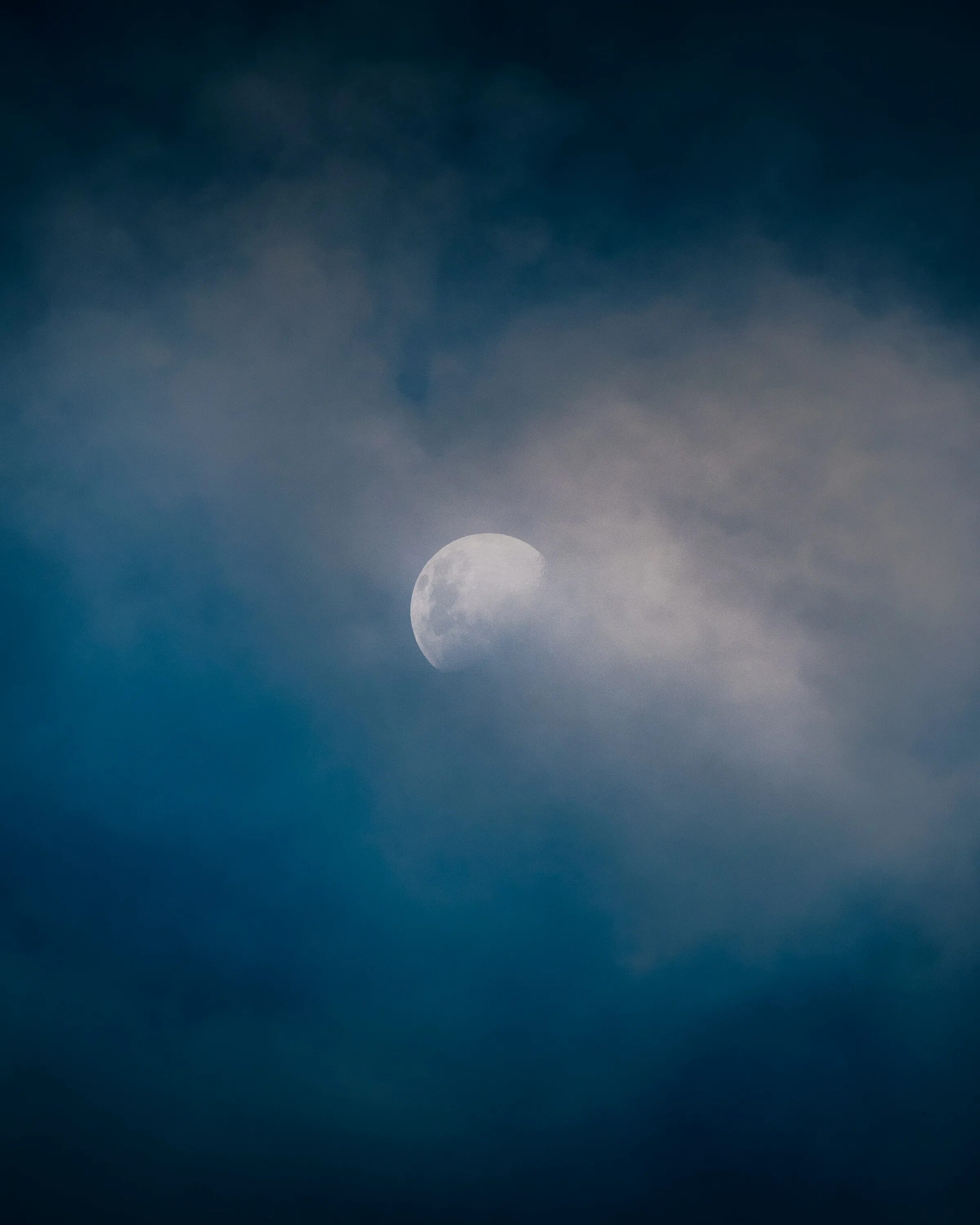 Clouded moon. Лунное небо. Луна на небе. Луна в облаках. Убывающая Луна.