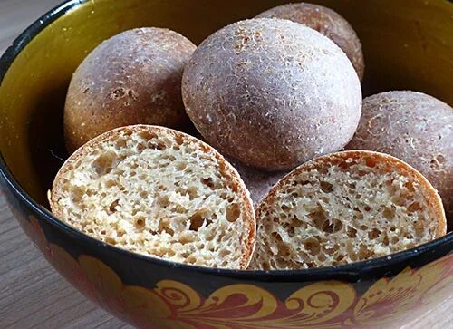 Небольшой круглый хлебец приготовленный из пшеницы. Колобок выпечка. Хлеб вегипан. Чурек цельнозерновой. Хлебцы из пророщенной пшеницы.