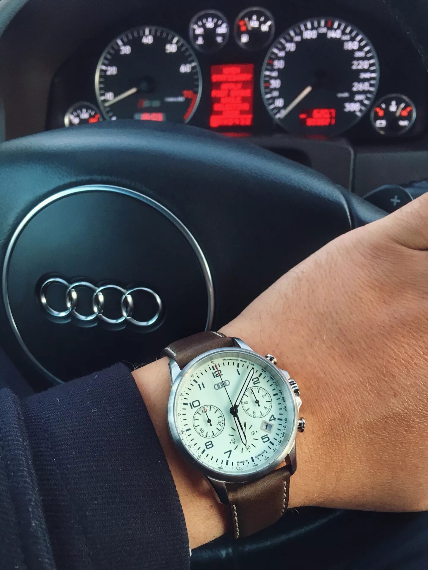32 часа на автомобиле. Часы Audi point Tec. Часы от Audi q5. Часы Ауди мужские оригинал. Часы Ауди женские.