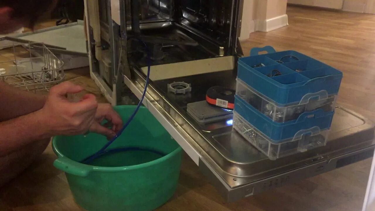 Слив воды посудомойка bosch. Как слить посудомоечную машину. Слить воду с посудомоечной машины bosch. Сливное отверстие посудомоечной машины bosch. Посудомоечная машина бош инструкция по установке.