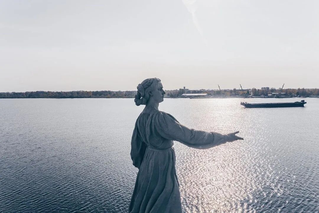 Матерью русских рек люди. Монумент Волга-мать в Рыбинске. Рыбинск статуя мать-Волга. Скульптура мать Волга в Рыбинске. Ярославская область Рыбинск Волга мать.