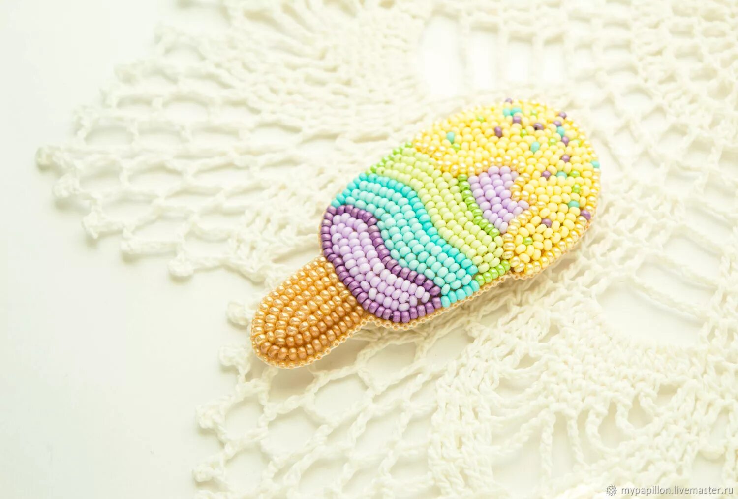 Фигурки из бисера легкие. Как сделать из бисера мороженое. Бисероплетение мороженое. Мороженое из бисера. Брошь мороженое.