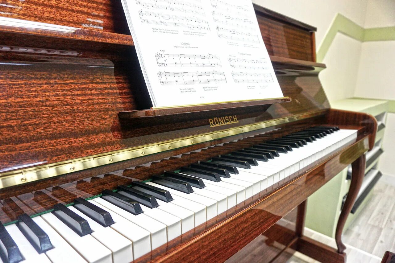 красивое пианино. пианино steinway sons 1991 год. красивый рояль. музыкальное образование детей. учитель музыкальной школы.