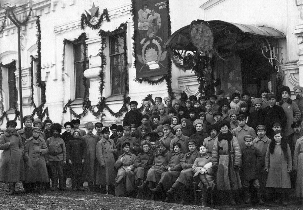 Семья после революции. Дом Ипатьева Екатеринбург 1918. Дом купца Ипатьева 1917. Дом Ипатьева до революции в Екатеринбурге.