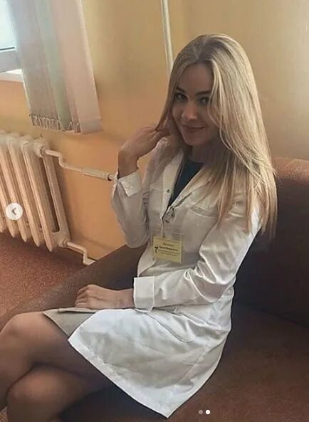 Докторша сверкает белым бельём под красным халатом