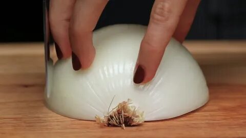 Очищенная луковица