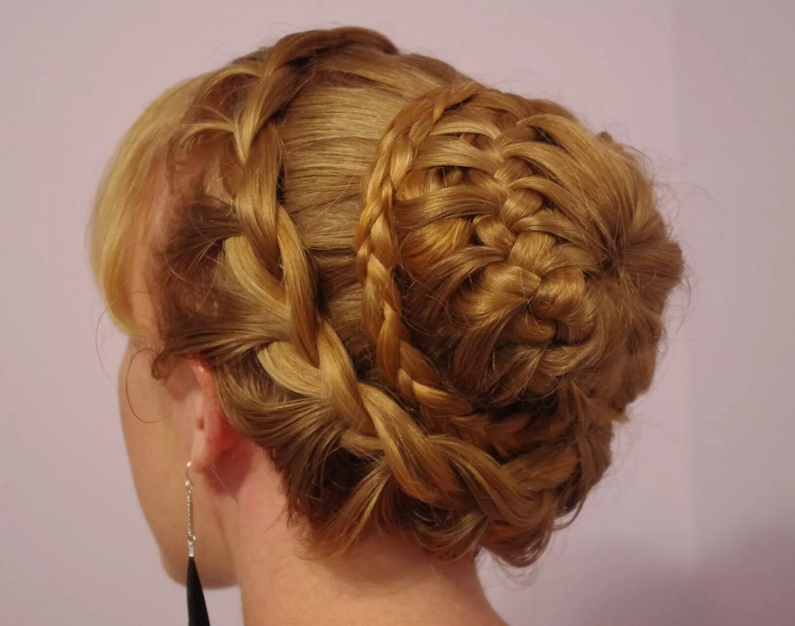 простые детские прически для девочек. прическа с двумя пучками. круг прическа. прическа корзинка. круг прическа.