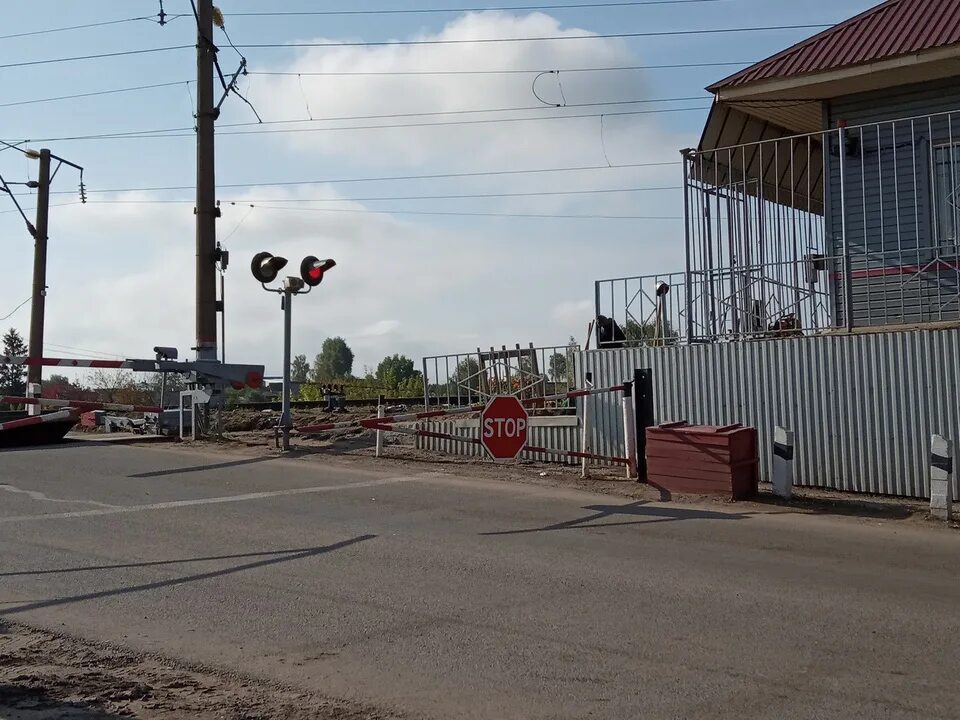 В Нововятске Железнодорожный переезд. ЖД переезд Нововятск Киров. Переезд в Нововятске. Переезд в Нововятске Киров. Переехать в киров