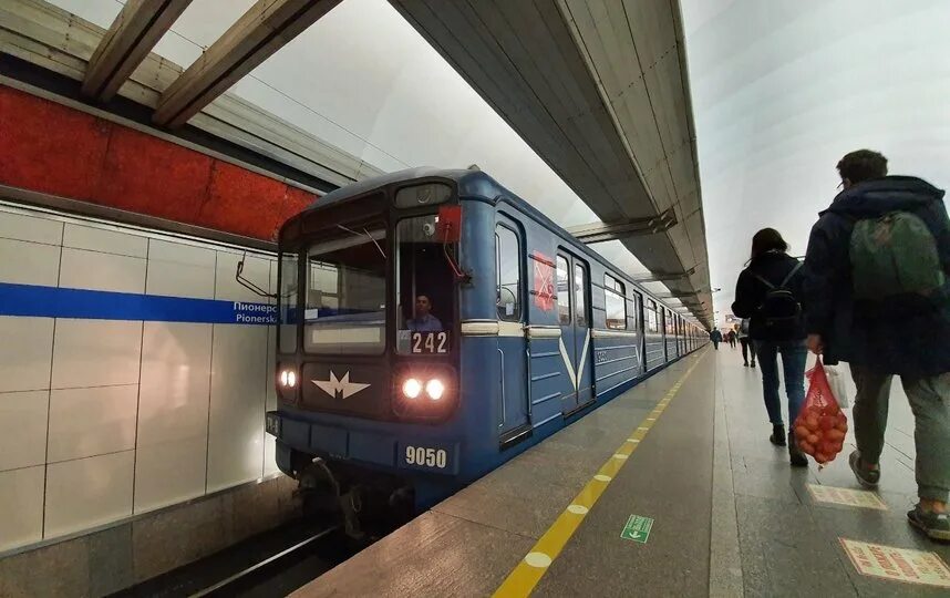 Поезд следует до станции. Поезд метро. питерский метрополитен. поезда питерского метро. поезд метро в движении.