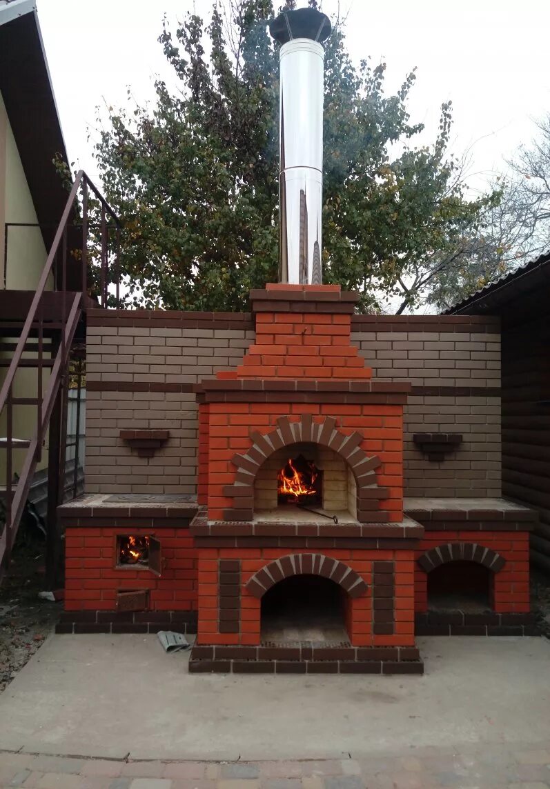 Дымоход для кирпичного мангала. Дымоход для барбекю. Мангал барбекю из кирпича. Трубы барбекю. Кирпичные барбекюшницы.