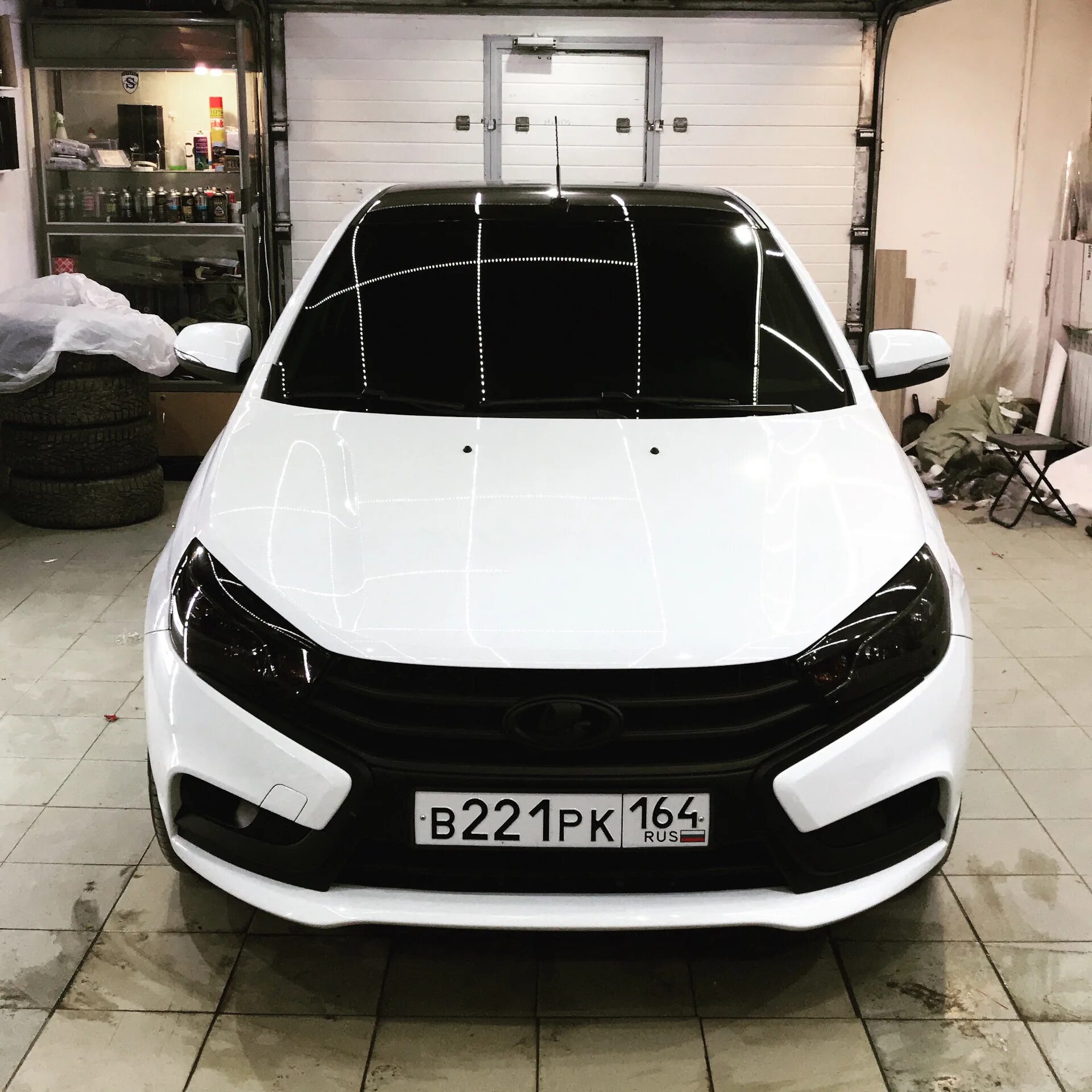 Оклейка крыши черной глянцевой плёнкой KPMF Premium - Lada Vesta Sport