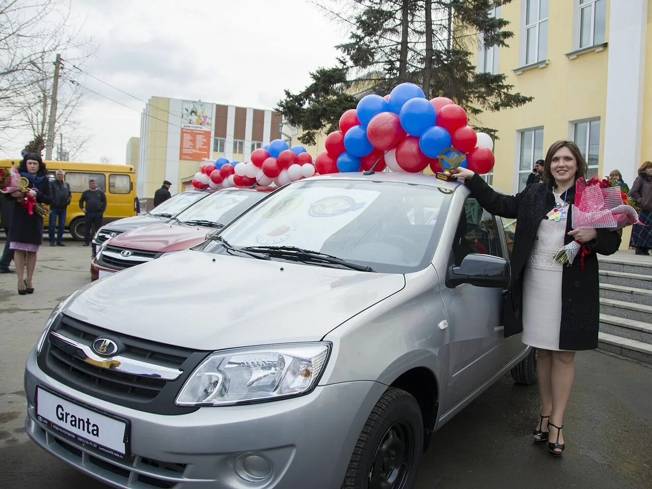 Преподаватель автомобиля. Вручение авто. Вручение Гранта. Автомобиль учителя. Учительский машина.