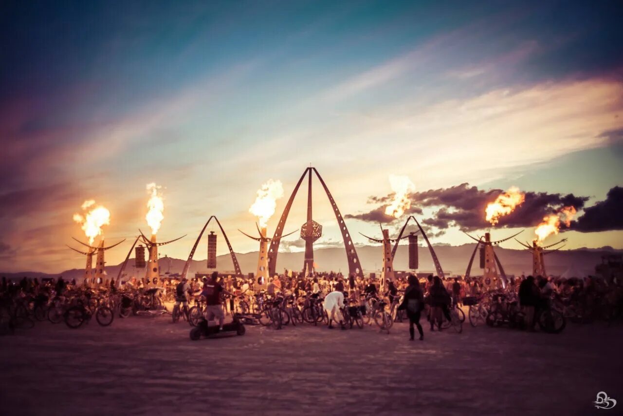 Camp men. Бернинг мен. Фестиваль в пустыне Невада Burning man. Бернинг Мэн лагерь. Бернинг Мэн сцена.