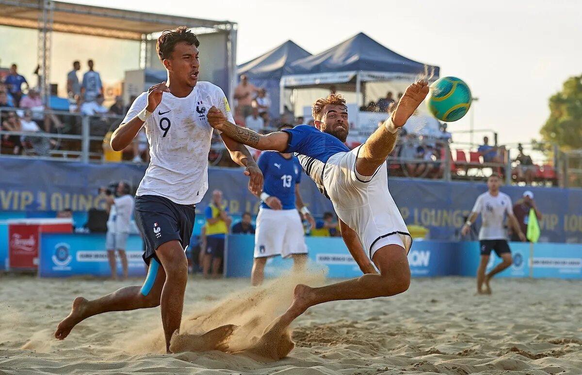 Beach soccer world. Пляжный футбол. Футбол на море. Море пляжный футбол. Спорт пляжный футбол.