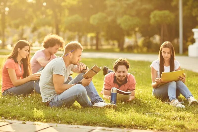 Student park. Студенты в парке. Студенты сидят в парке. Группа людей в парке. Веселый студент в парке.