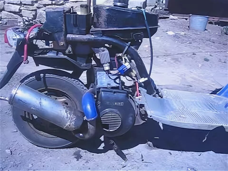 Резкий газ на мопеде. Скутер двухтактный. двухтактный двигатель на скутер. мопед на газу. газ у скутера.