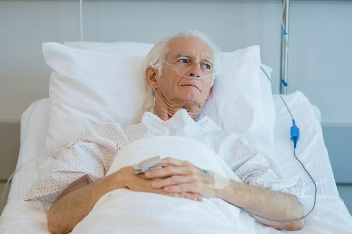 Почему старые болеют. Больной старик в больнице. Пожилой мужчина на кровати в больнице. Онкологические больные старики.